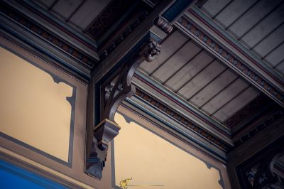 Eine Nahaufnahme einer Decke mit einer Uhr