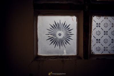 Ein Bild einer Sonne an einer Wand