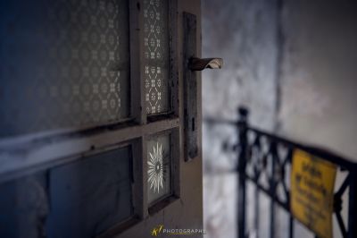 Eine Türschließe mit einem Schild