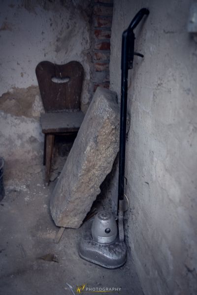 Ein Metallobjekt, das in einem Raum mit einem Stuhl sitzt