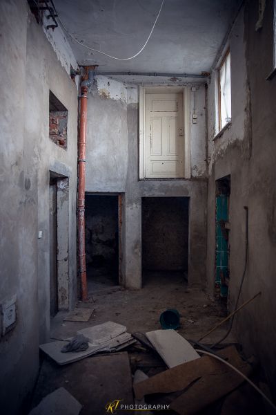 Ein Raum mit einem Kamin und einer Feuerhydraulika