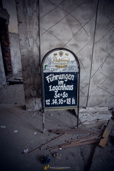 Ein Schild, das sich auf der Seite eines Gebäudes befindet