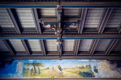 Ein Gemälde eines Mannes an der Decke