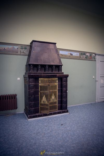 Ein kleines Hundehaus mit einer Katze im Inneren