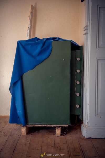 Ein grüner Kühlschrank, der auf einem Holzboden sitzt