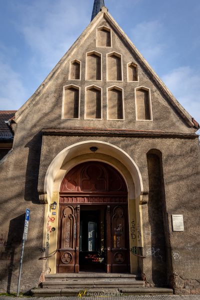 Eine Kirche mit einer Uhr auf der Vorderseite
