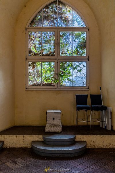 Ein Fenster mit einem Stuhl darin