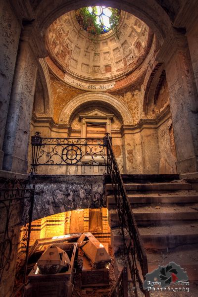 Eine Treppe, die zu einem großen Raum mit einer Uhr führt
