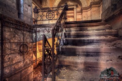 Eine Treppe in einem alten Gebäude mit Graffiti an den Wänden