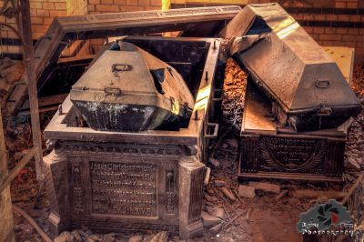 Ein Haufen von alten und gebrochenen Metallgegenständen