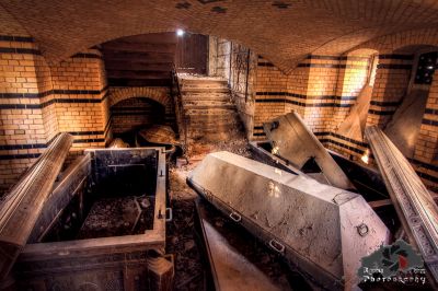 Ein sehr altes Zimmer mit einem Ziegelkamin