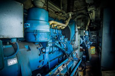 Ein großer Maschinenraum mit vielen Werkzeugen