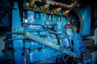 Eine blaue Maschine mit einem Metallgriff