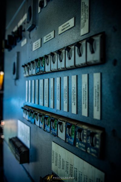 Eine Wand mit vielen verschiedenen Arten von elektrischen Schaltern