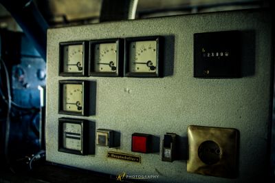 Eine Wand mit einem Haufen Uhren darauf