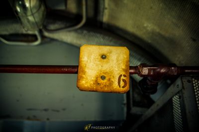 Ein Stück Metall wird an einem Metallrohr befestigt