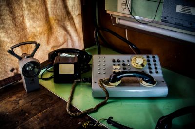 Ein Telefon und ein Telefonempfänger auf einem Tisch