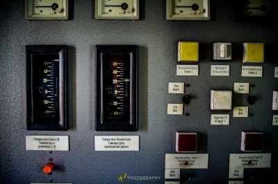 Eine Wand mit verschiedenen elektrischen Schaltern und Schaltern