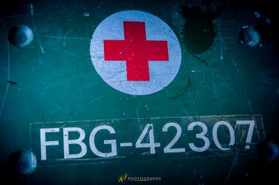 Ein grünes Schild mit einem roten Kreuz darauf