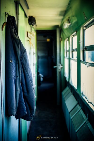 Ein Mantel, der an einer Wand in einem Zugwagen hängt
