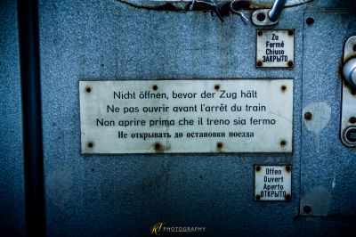 Ein Schild an einer Tür, das sagt, dass niemand sicher ist