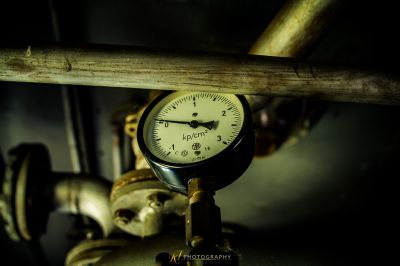 Eine Nahaufnahme einer Uhr auf einem Tisch