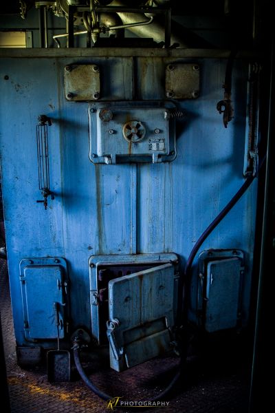 Eine blaue Tür mit einem Metallgriff