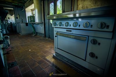 Eine Küche mit Herd und Waschbecken