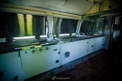 Eine Küche mit Waschbecken und Herd