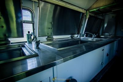 Eine Küche mit Waschbecken und Fenster