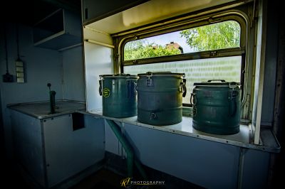 Ein Küchenbereich mit drei Töpfen auf einem Regal