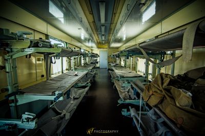 Ein Zimmer mit Betten und einem Tisch in ihm