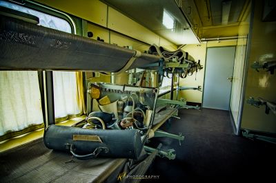 Eine Maschine sitzt in einem Raum mit einem Fenster