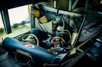 Ein Koffer gefüllt mit Gegenständen, die auf einem Boden sitzen