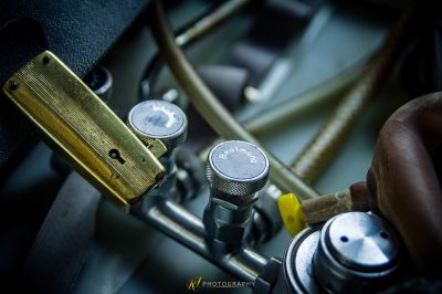 Eine Person befestigt ein Metallobjekt