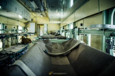 Ein Hemd ist auf einem Tisch in einem Raum