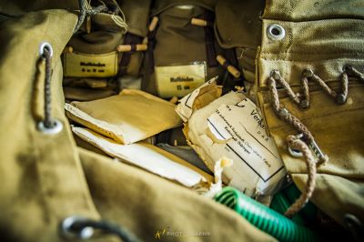 Eine Tasche mit einem Haufen von Gegenständen darin