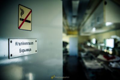 Ein Schild an einer Wand, das besagt, dass Rauchen verboten ist