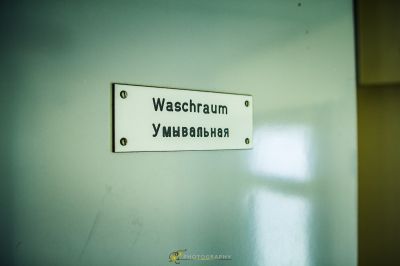 Ein Schild an einer Wand, das Waschraum sagt