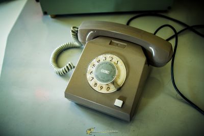 Ein Telefon auf einem Tisch