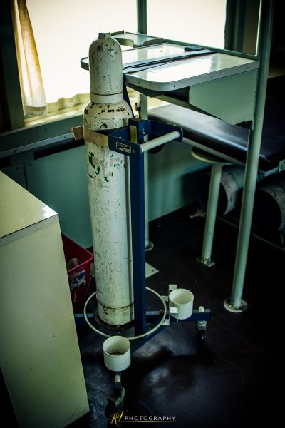 Eine weiße Pfeife, die auf einem Tisch sitzt