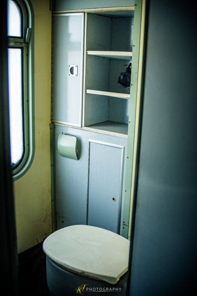 Ein Badezimmer mit Toilette und Schrank