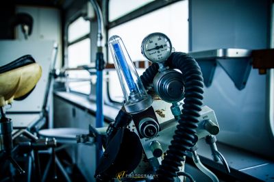 Ein Spielzeugroboter, der auf einem Tisch sitzt