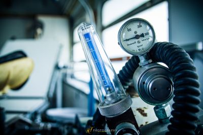 Eine Nahaufnahme eines Messgeräts und eines Rohrs