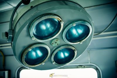 Eine Nahaufnahme eines Lichts auf einem Schiff