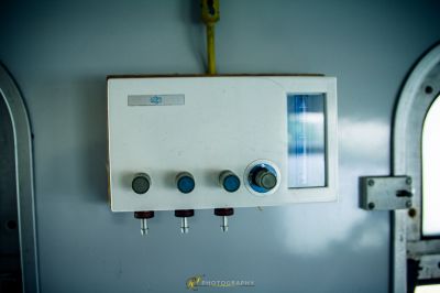 Eine weiße Wand mit einer weißen Tür und einem weißen Türgriff