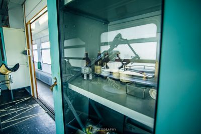 Blick auf ein Zimmer mit Schreibtisch und Stuhl