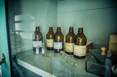 Ein Bündel Flaschen Wein auf einem Regal