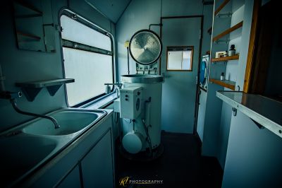 Ein Badezimmer mit Waschbecken und Spiegel