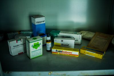 Ein Metallregal mit Medizin- und Medizinartikeln